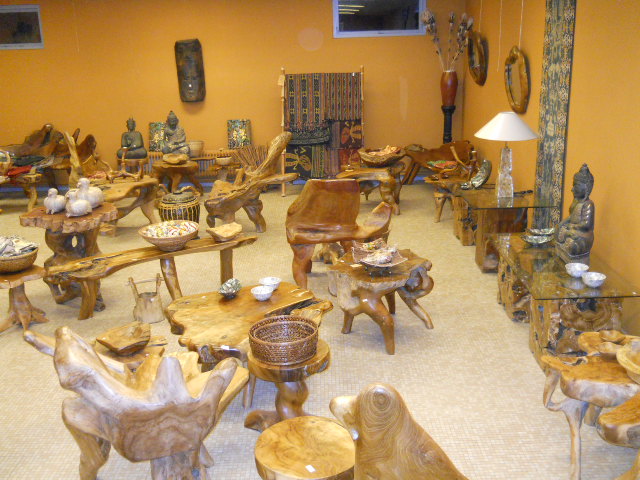 Rummet med teakrodsmøbler.